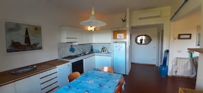 Frigorifero, forno, piano cottura, lavastoviglie