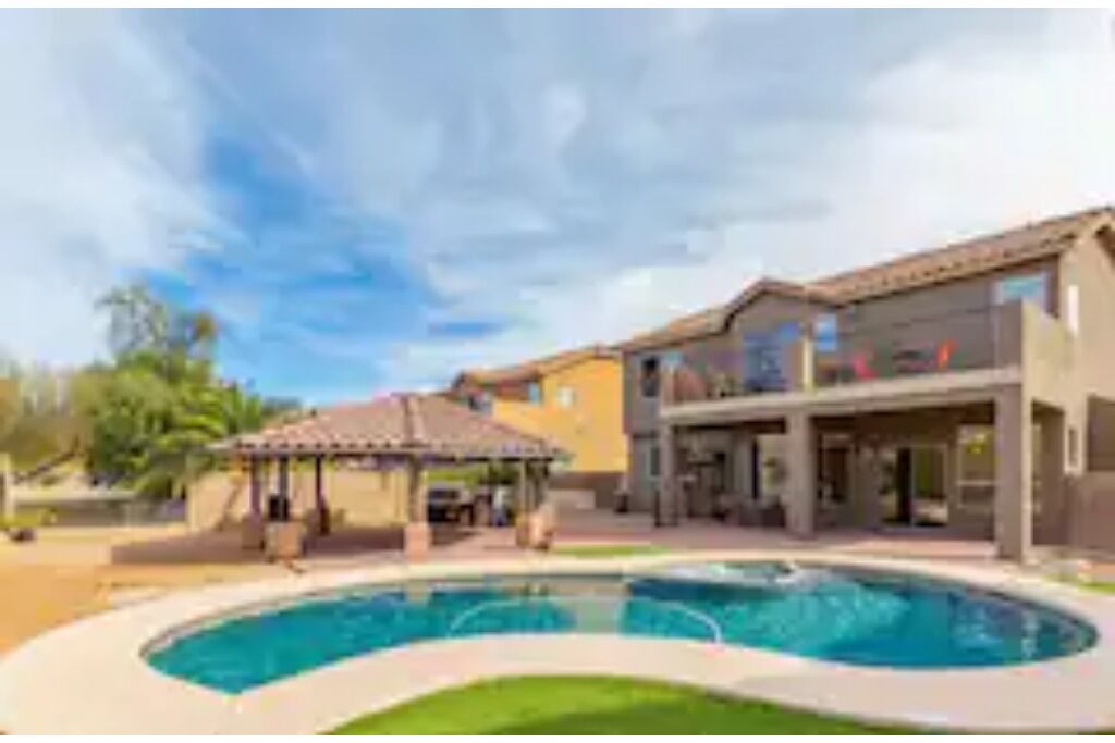 Beautiful large Tucson Gem with your own POOL!