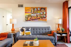 Smart TV, DVD player, books, computer monitors - Fabulous place with two pools - walk to everything (Palm Springs)