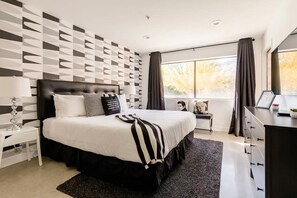 2 bedrooms, desk, iron/ironing board, free WiFi - Fabulous place with two pools - walk to everything (Palm Springs)
