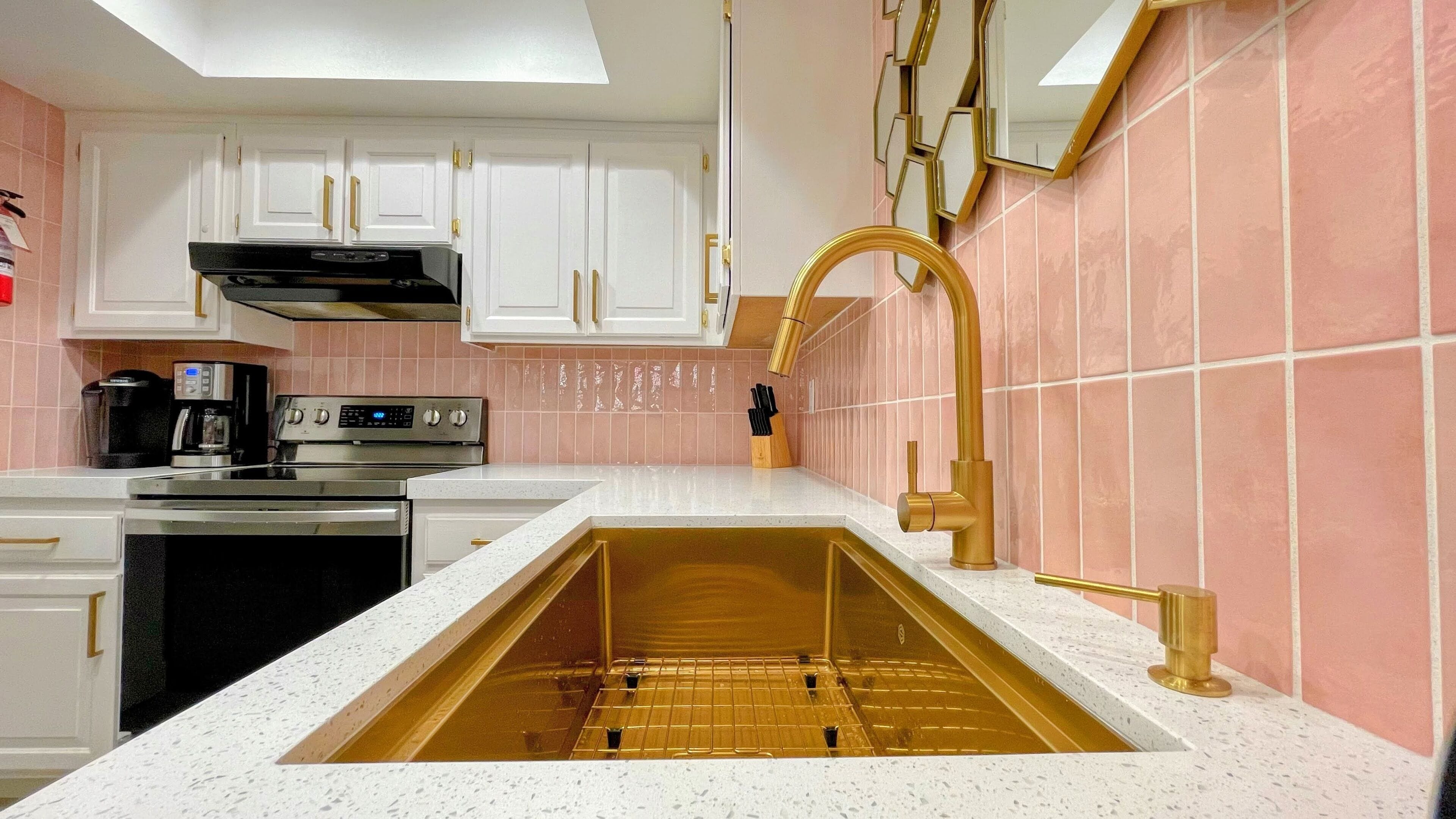 Réfrigérateur, four à micro-ondes, un four, surface de cuisson