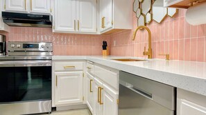 Fridge, microwave, oven, stovetop - Fabulous place with two pools - walk to everything (Palm Springs)