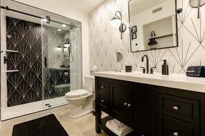 Shower, hair dryer, towels, soap - Fabulous place with two pools - walk to everything (Palm Springs)