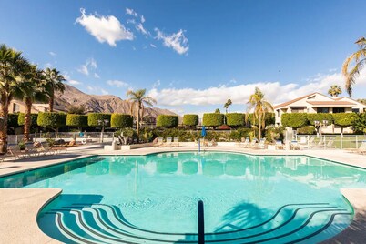 Fabulous place with two pools - walk to everything