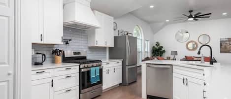 Frigorífico, microondas, horno y placa de cocina