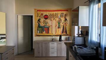 Jääkaappi, mikroaaltouuni, uuni, kahvin-/teenkeitin