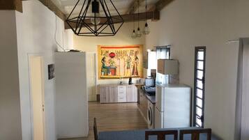 2 makuuhuonetta, silitysrauta/-lauta, ilmainen Wi-Fi, vuodevaatteet