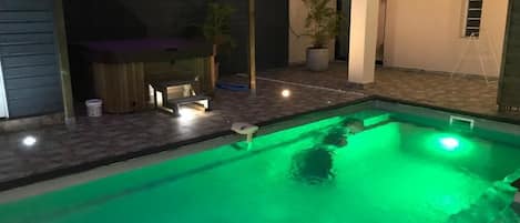 Piscina all'aperto, una piscina riscaldata