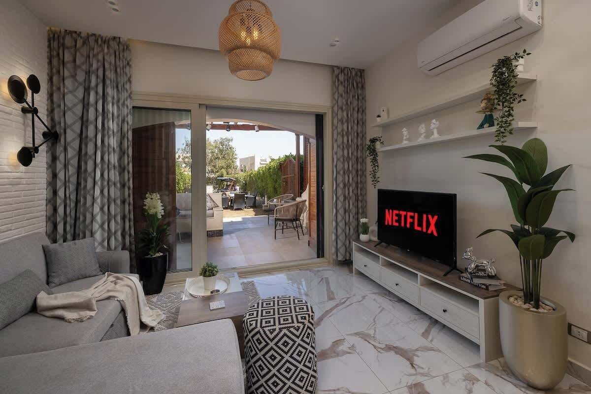 Televisor intel·ligent, llar de foc, futbolí i oficines 