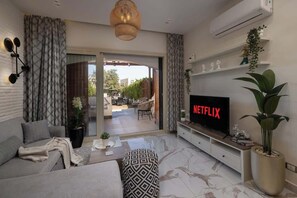 Smart TV, chimenea, futbolito y oficina 