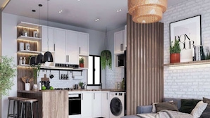 Een moderne keuken met witte kastjes, een centraal kookeiland en een hangende geweven lamp.