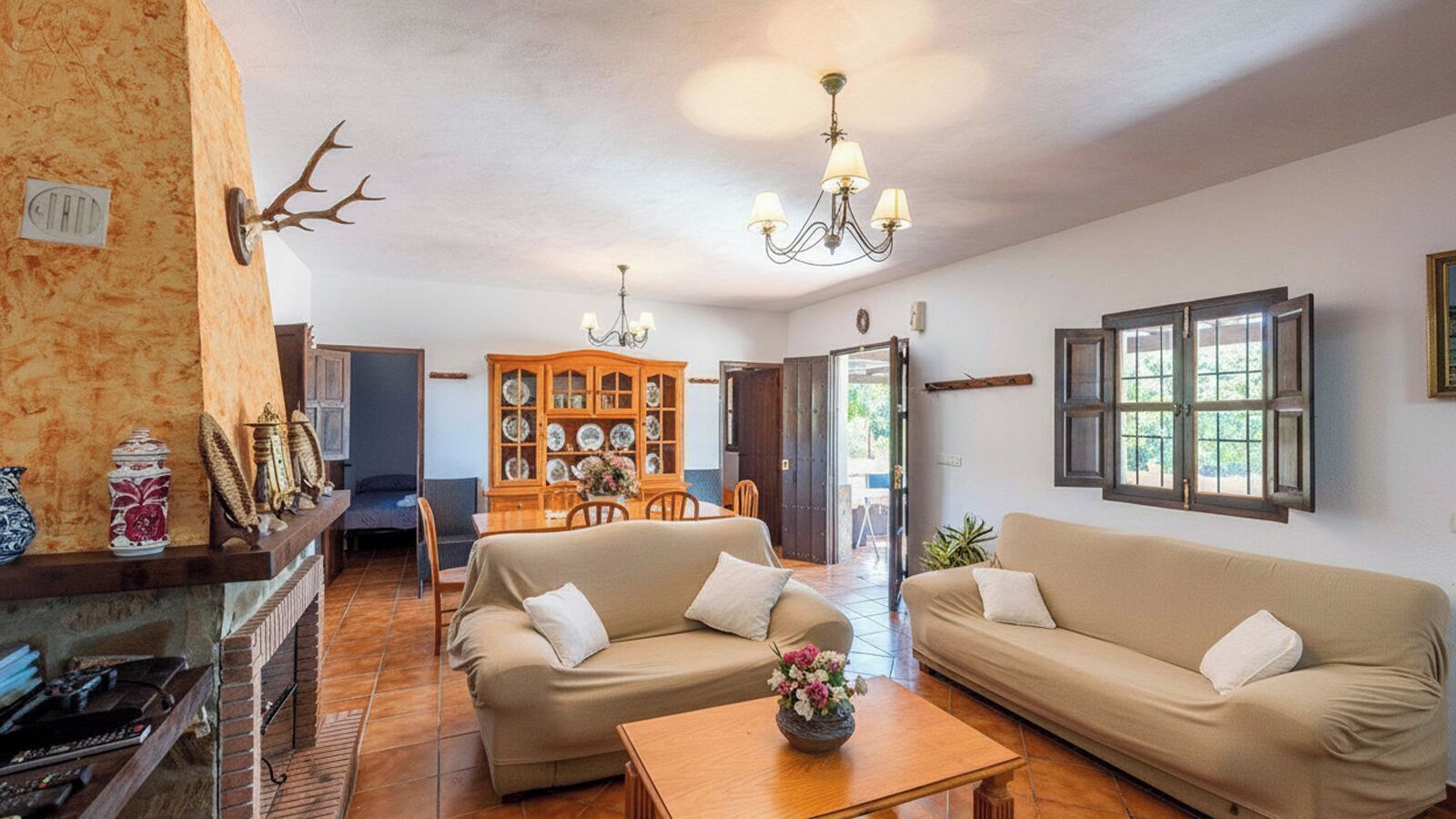 Una televisión, una chimenea, un reproductor de DVD