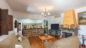 TV, fireplace, DVD player