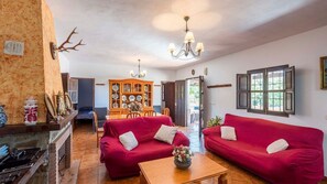 Televisie, een open haard en een dvd-speler