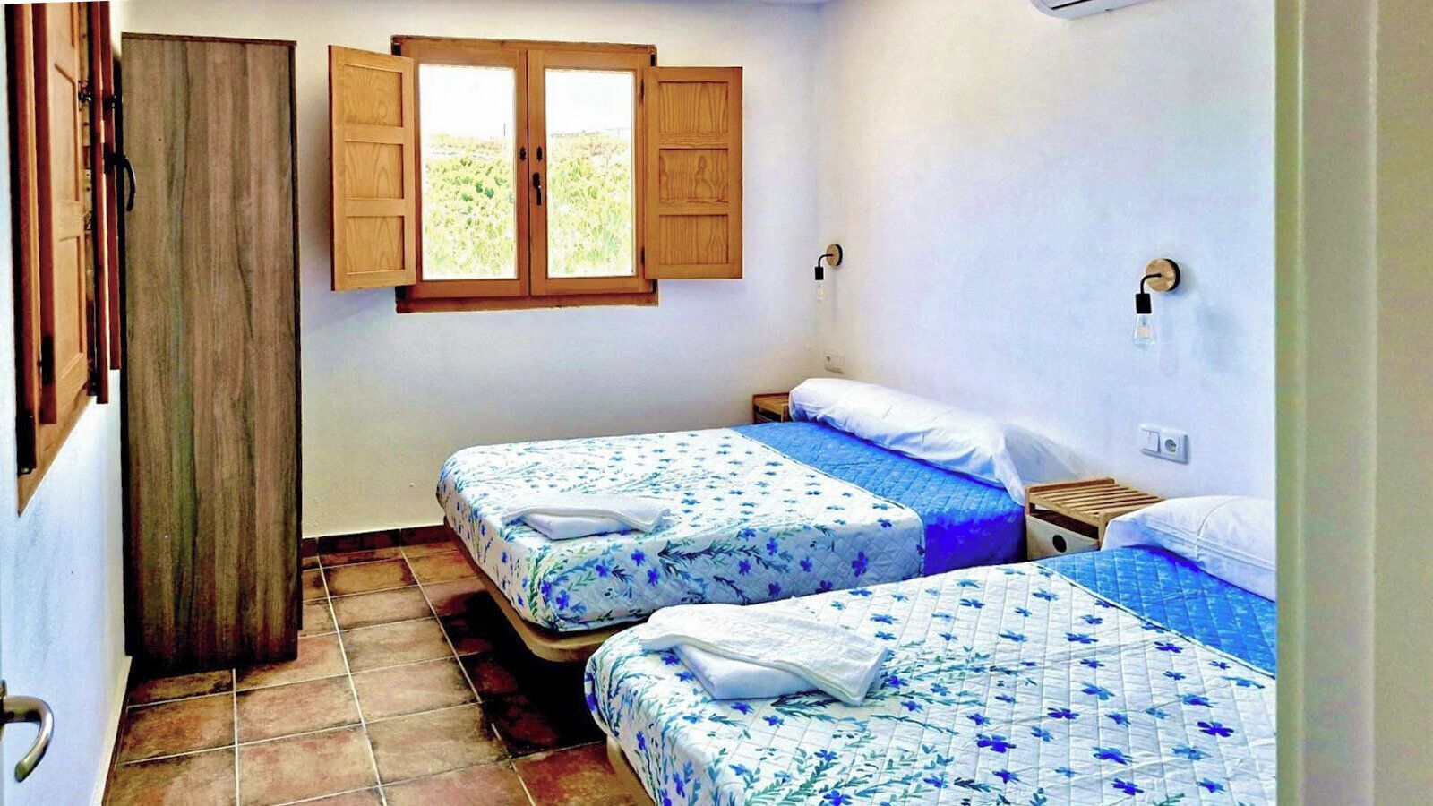 8 dormitorios, tabla de planchar con plancha, cuna de viaje y wifi