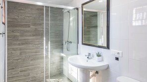 Baignoire, sèche-cheveux