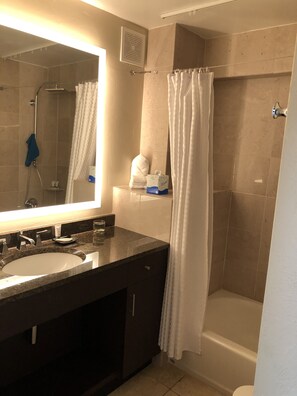 Combined shower/bathtub, jetted bath, hair dryer, towels