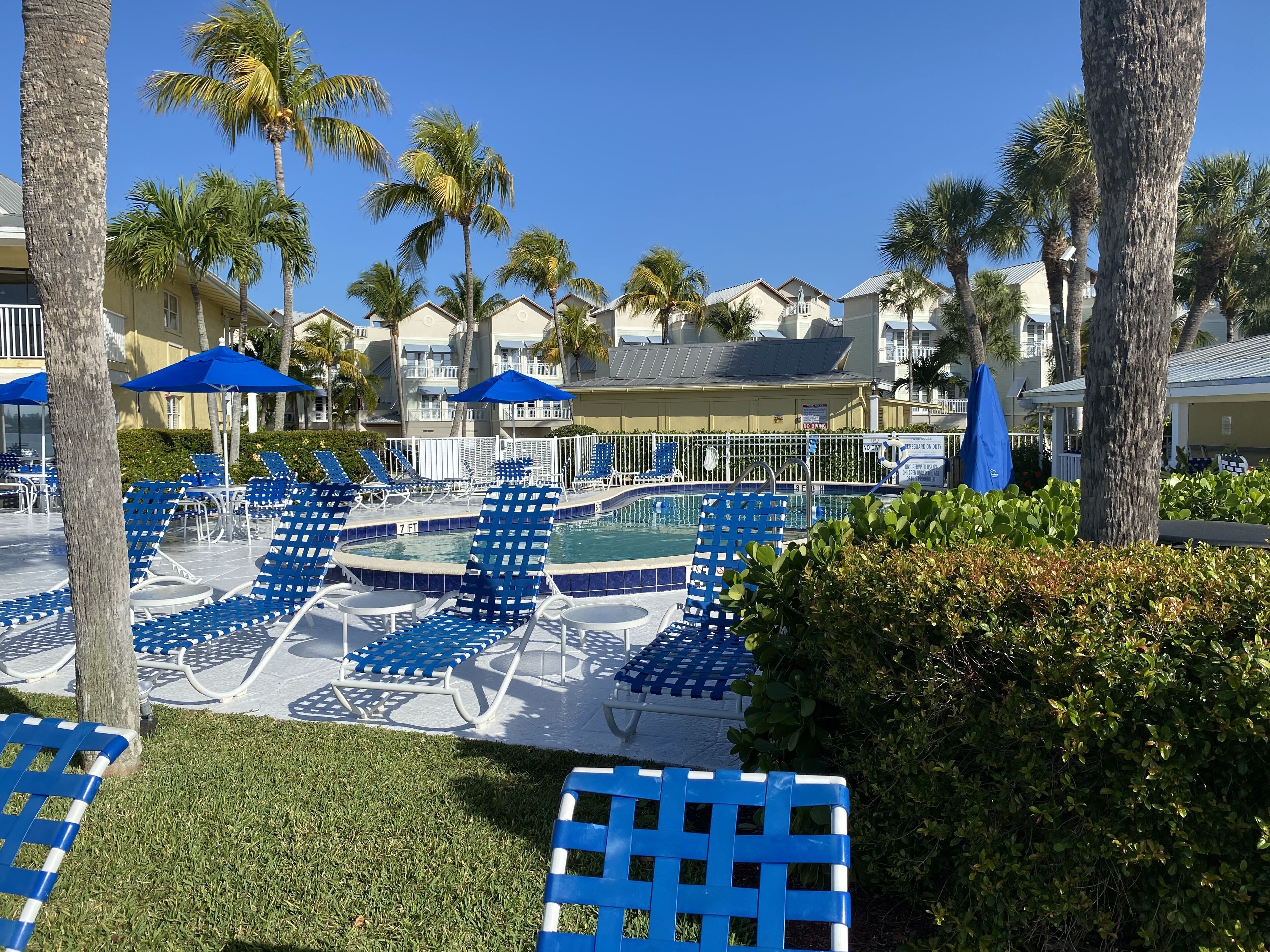 Utendørsbasseng og et oppvarmet basseng