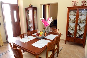 Dining - Classical Villa D&M (ΡΟΔΟΣ)