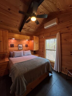 1 bedroom, iron/ironing board, free WiFi, bed sheets - Serenity Ridge Cabin C: Couple's Escape (Mill Spring)