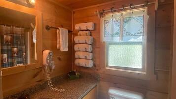 Suihkun ja ammeen yhdistelmä, hiustenkuivaaja, pyyhkeet