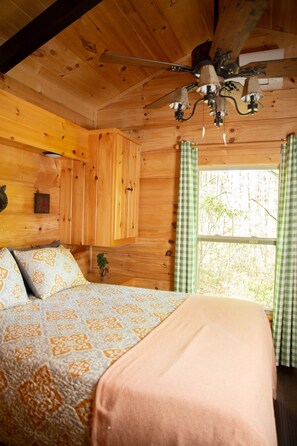 1 bedroom, iron/ironing board, free WiFi, bed sheets - Serenity Ridge Cabin C: Couple's Escape (Mill Spring)