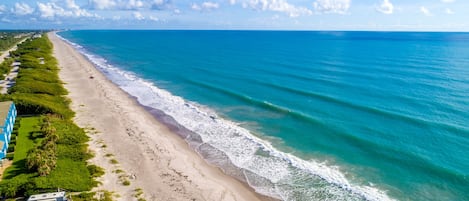 Nära stranden, solstolar och strandhanddukar