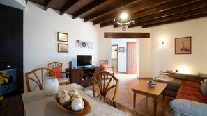 TV, fireplace - Casa Rural La Promesa Álora by Ruralidays (Málaga)