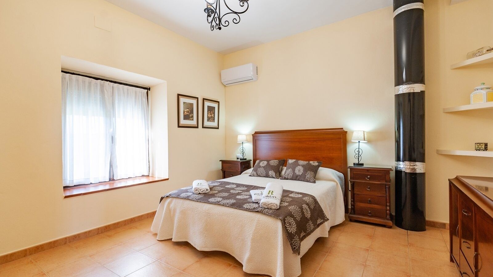 6 slaapkamers, een strijkplank/strijkijzer, reisbedje, wifi