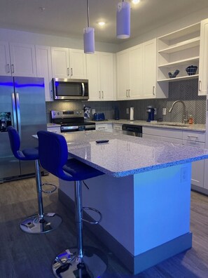 冰箱、微波炉、烤箱、炉灶