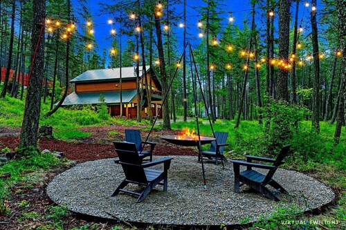 New! Big Mountain Basecamp, 4 Bed / 3 Bath w/ Private Hot Tub & Great Fire Pit!