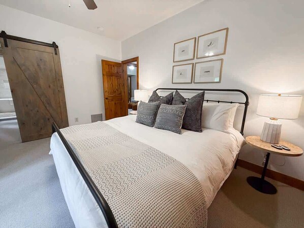 4 habitaciones, tabla de planchar con plancha, wifi y ropa de cama 