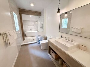 Kombinert dusj/badekar, hårføner og sjampo