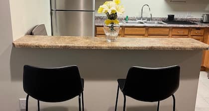 Lovely 2 Bedroom Apt - Book 3 and 1 Night free