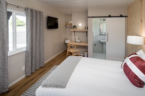 Hygge Queen | Desk, free WiFi, bed sheets - Hotel Hygge (Buellton)