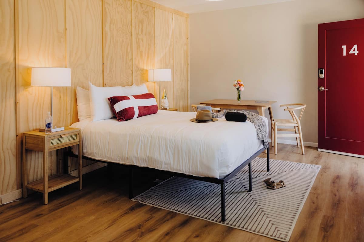 Deluxe Hygge Queen | Desk, free WiFi, bed sheets