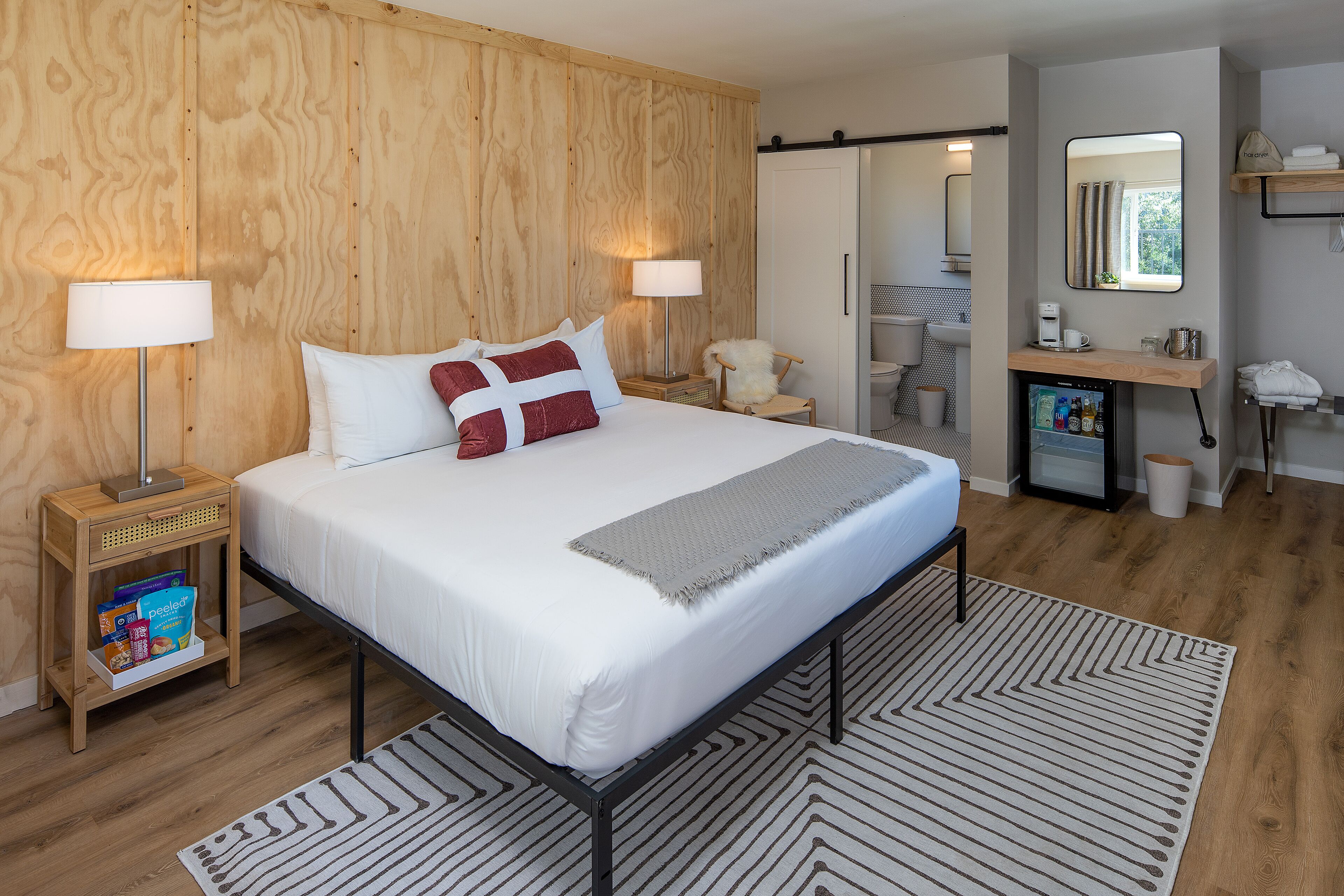 hygge king | 1 bedroom, desk, free wifi, bed sheets