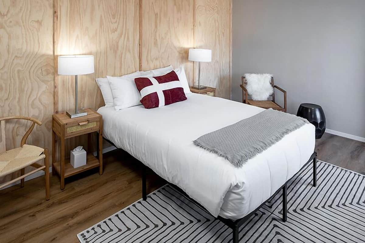 Premium Hygge Queen | Desk, free WiFi, bed sheets