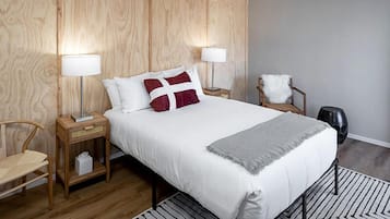 Premium Hygge Queen | Desk, free WiFi, bed sheets
