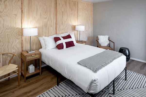 Premium Hygge Queen | Desk, free WiFi, bed sheets