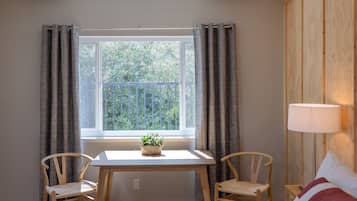 Deluxe Hygge King | Desk, free WiFi, bed sheets