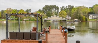 Lakefront A-Frame: Hot Tub, Fire Pit, Beach & Boat! See our reviews!