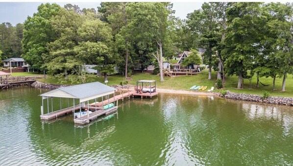Une propriété au bord du lac, dotée d’un quai, d’un abri pour bateaux et d’une petite maison.