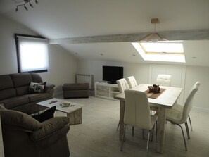 Een televisie en boeken