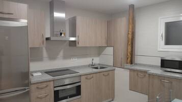 Køleskab, mikrobølgeovn, ovn, kogeplade