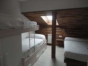 4 chambres, systĂšme dâinsonorisation, fer et planche Ă repasser