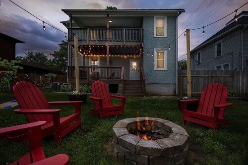 Spacious home steps from Main St and Shenandoah NP with firepit & large backyard