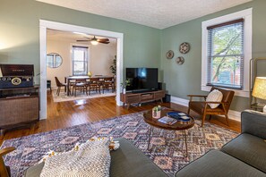 智能电视、壁炉、书、立体声音响