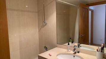 Ensemble douche/baignoire, sĂšche-cheveux, bidet, serviettes fournies