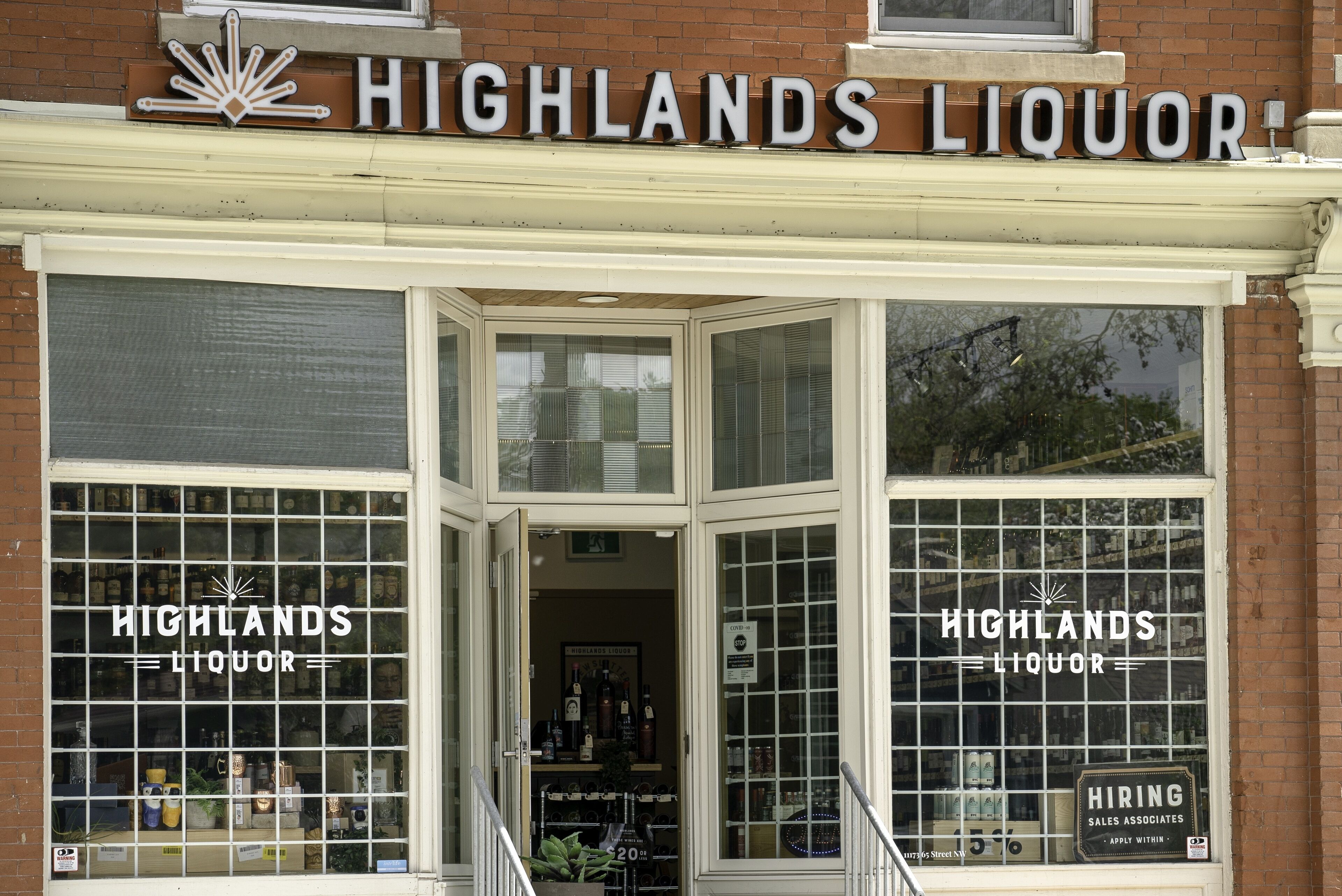 Un escaparate con un cartel que dice 'HIGHLANDS LIQUOR'.